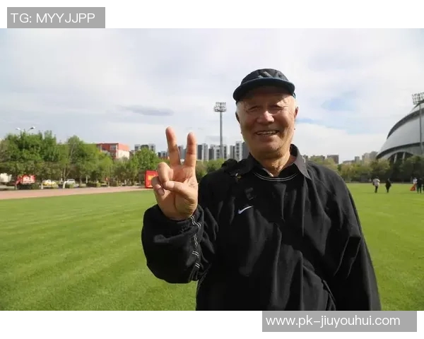 球星穿着训练服与足球冲锋衣展现运动风采 引领潮流与舒适兼备